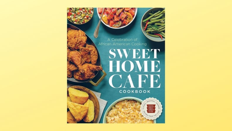 Cubierta de libro de cocina Sweet Home Cafe sobre fondo amarillo.