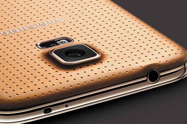 GOLD-S5-CAMERA-OUTSIDE.jpg