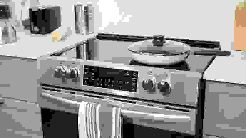 Frigidaire Gallery FGEH3047VF has five burners with multiple rings.