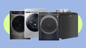 四台不同的洗衣机并排放置。