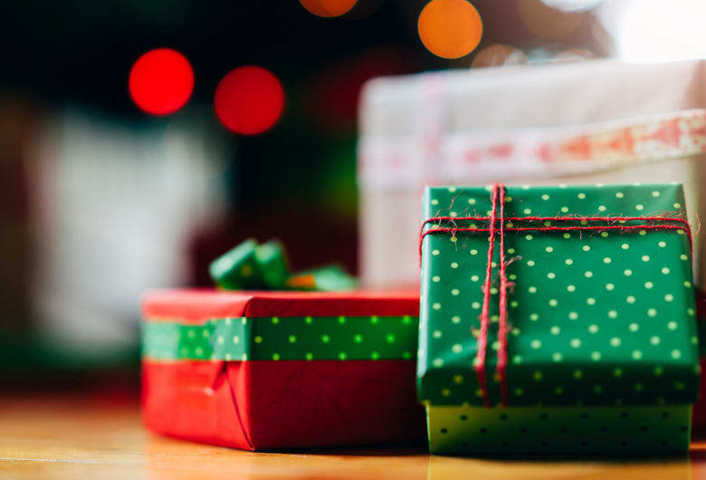 红色和绿色的节日盒子，背景灯闪烁。