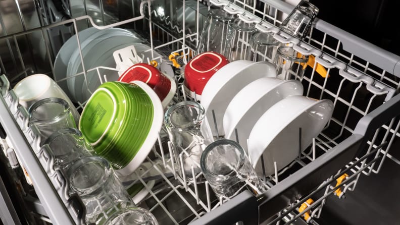 Bowls, dishes, and glasses in the Miele G 7566's middle rack.