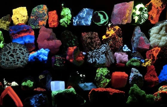 1024px-Fluorescent_minerals_hg.jpg