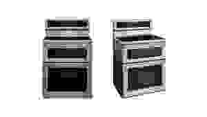 并排的图像KitchenAid双烤箱感应范围上的白色背景。