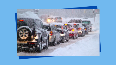 蓝色背景下，一排被雪覆盖的汽车。