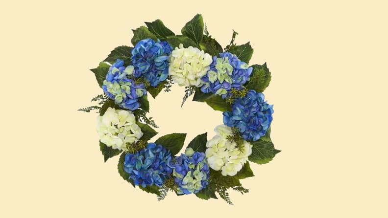 A hydrangea wreath on a pale yellow background