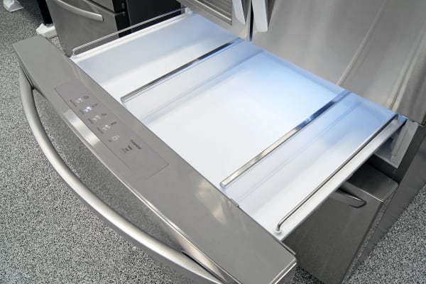 The LG LMXS30776S's central drawer comes with two removable partitions and four preset temperature levels.