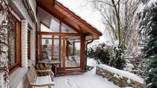 室外庭院在冬天的几个月里被雪覆盖。