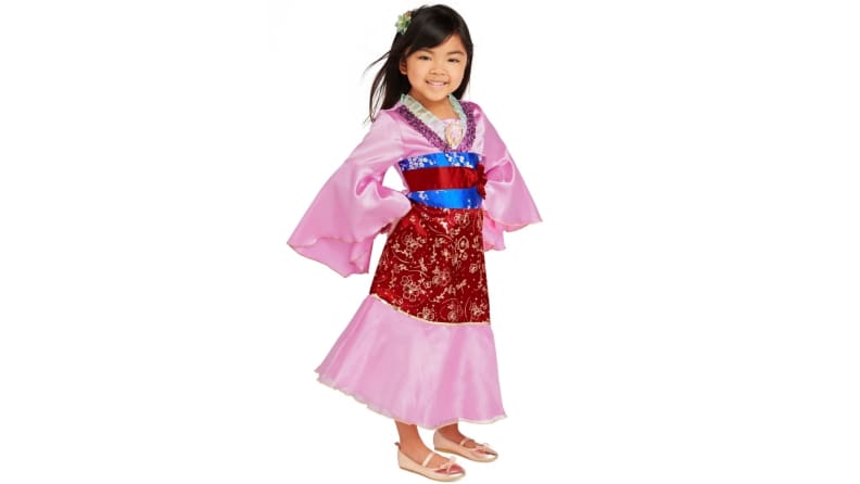 A child dressed as Mulan