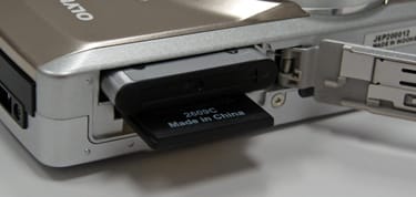 OLYMPUS-STYLUS7040-memory.jpg