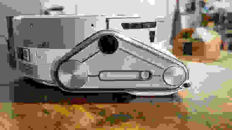 A side view of the Samsung Jet Bot and its wheels.