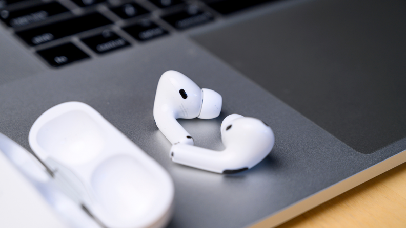 笔记本电脑上的苹果AirPods Pro耳机。