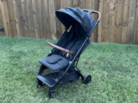 The Bombi Bebee Stroller in an outdoorsy setting.