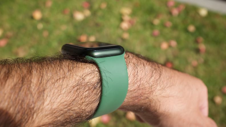 Une photo du profil de l'Apple Watch, où la teinte verte n'est visible qu'en plein soleil.  Dans un éclairage plus sombre, le modèle vert semble noir.