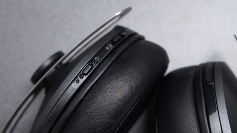 Instead of an in-line controller on the cable, the audio controls are located on the right earcup.