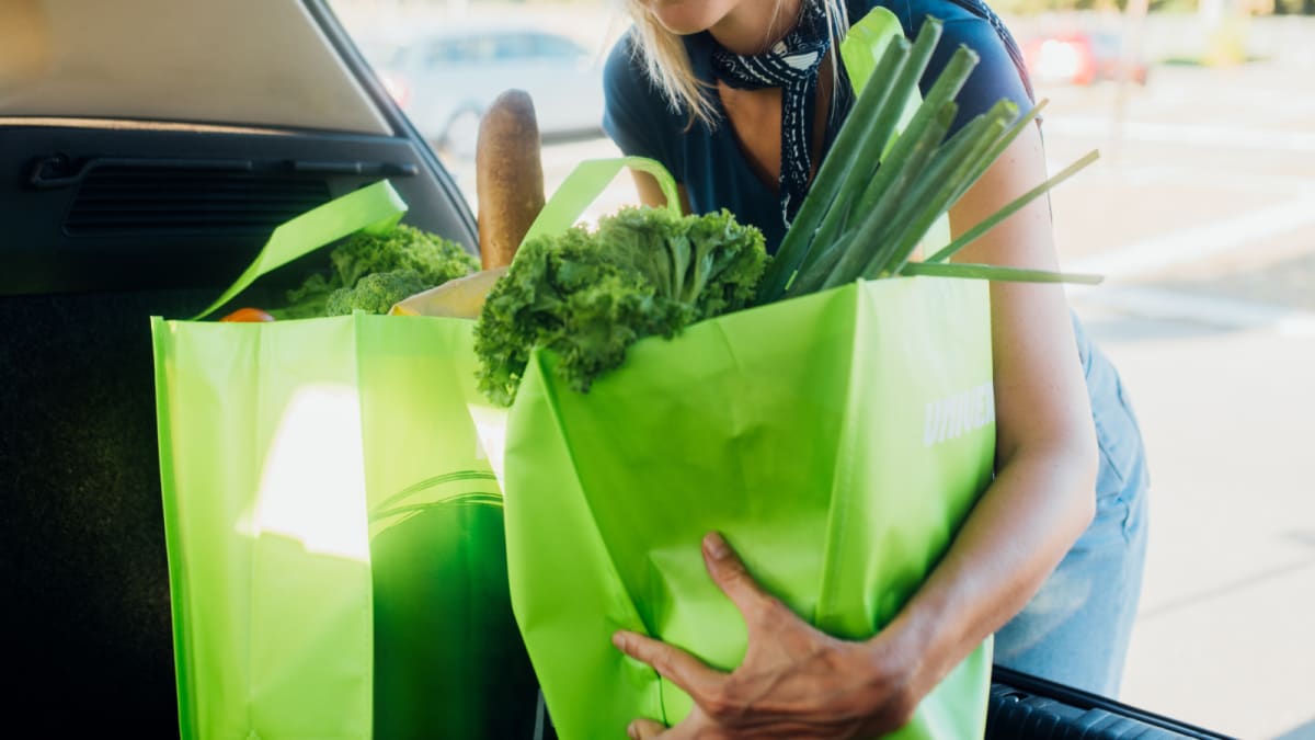 Cleaning reusable store bags