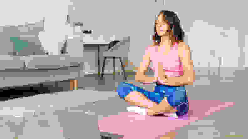 一个正在练习瑜伽的女人。
