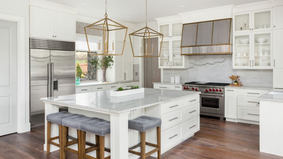 漂亮的厨房在新的豪华住宅与岛，吊灯，和硬木地板