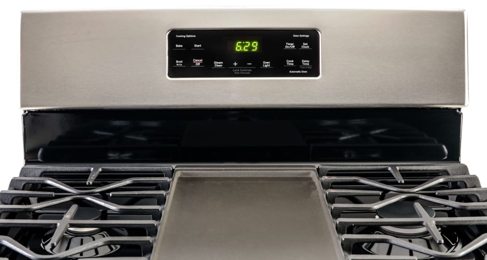 The GE JGBS66REKSS Freestanding Gas Range.