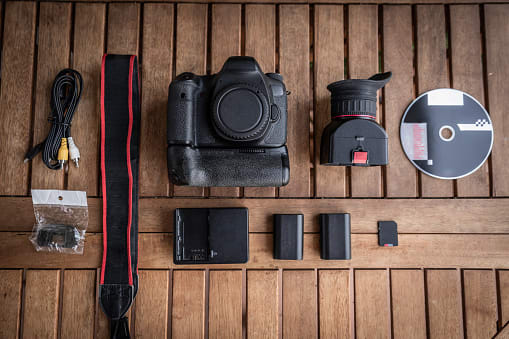 Of a complete photographic equipment consisting of a reflex camera, viewfinder, two batteries, strap, connection cables, batteries, the strap and the instruction cd