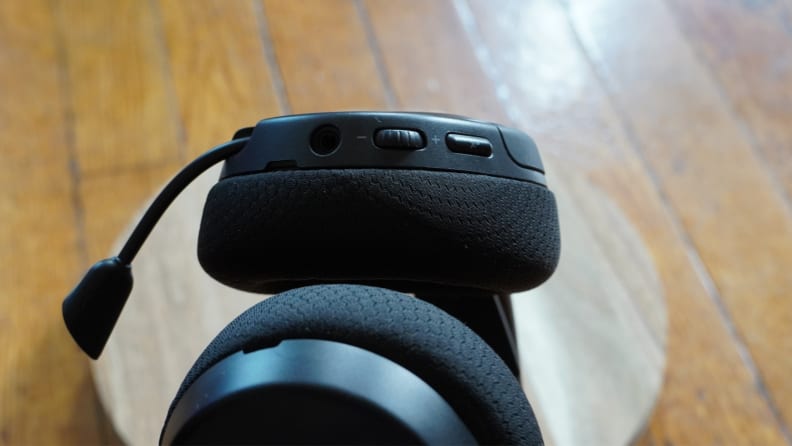 Une paire d'écouteurs noirs SteelSeries avec les commandes de volume visibles.