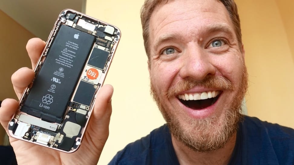 This ambitious engineer built his own iPhone out of spare parts.