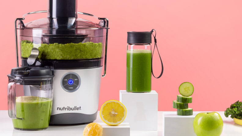 NutriBullet榨汁机Pro有一个无滴管，可以防止果汁弄得一团糟。