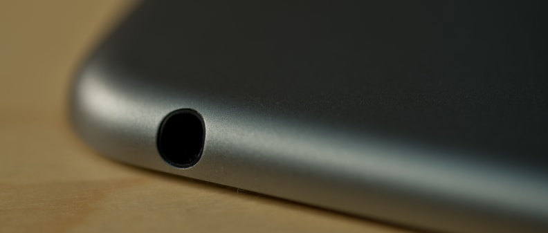 A photograph of the Apple iPad Air 2's headphone jack.
