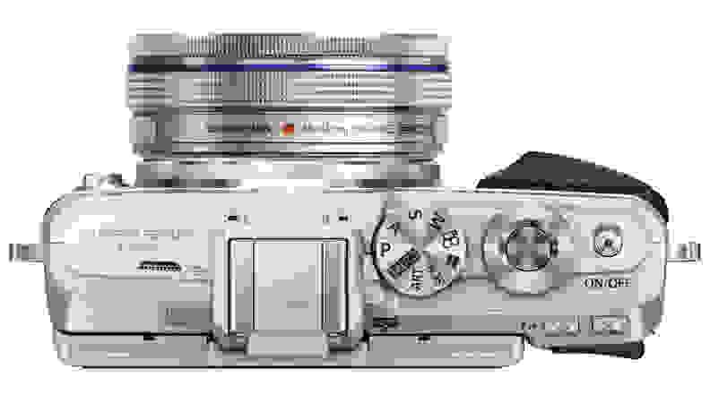 The E-PL7 doesn't include an EVF but it does have a hotshoe for attaching an optional electronic viewfinder.