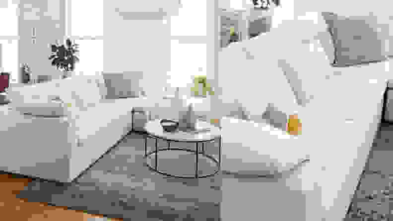 一个蓬松的白色沙发，灰色的地毯和圆形咖啡桌的前面。