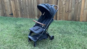 The Bombi Bebee Stroller in an outdoorsy setting.