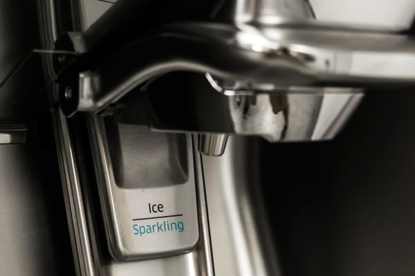 Depress one of these two levers to choose between ice (or sparkling water) or plain water.
