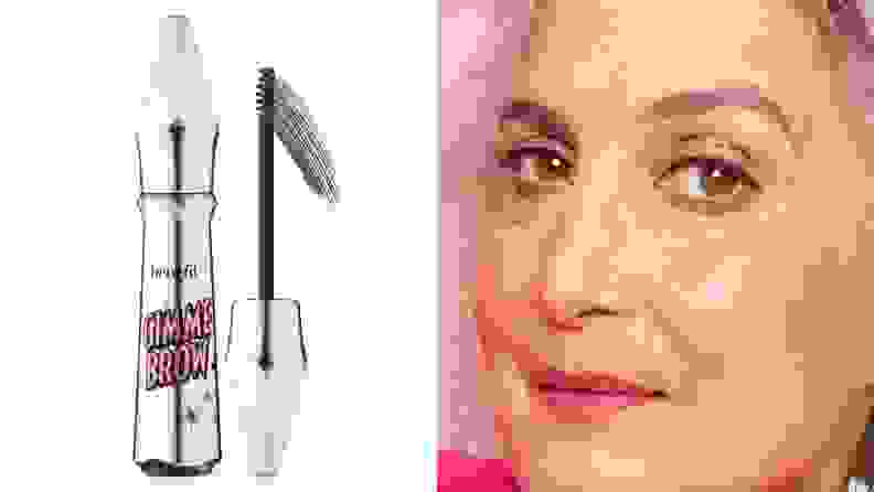 在左边，眉毛凝胶贴在涂抹器旁边。在右边，在粉红色背景前有清晰眉毛的老年人。