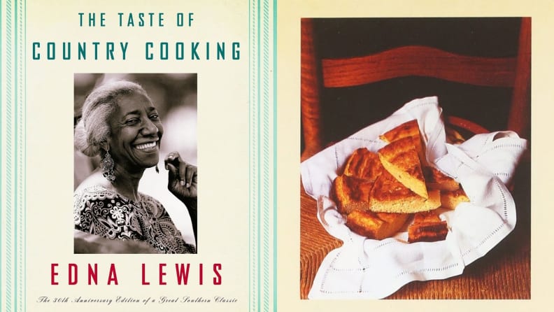 A la izquierda está la portada del libro de cocina A Taste of Country Cuisine.  A la derecha, rebanadas de pan de maíz en un mantel sobre una silla.