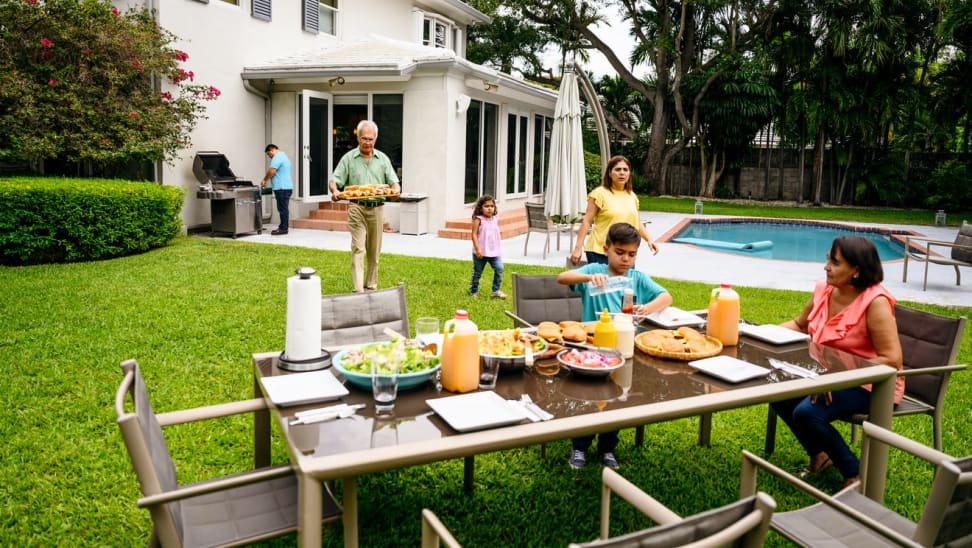 一家人聚在室外泳池边吃夏季大餐