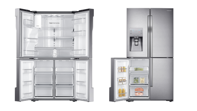 两张四门冰箱的图片，第一张所有的门都是开着的，没有任何东西，第二张左下角的门是开着的，里面有食物。