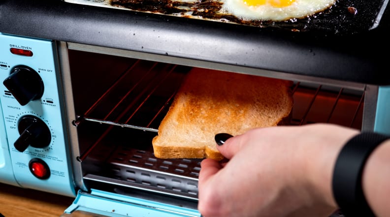 3-in-1 breakfast maker creates fry-up, toast and coffee all at once