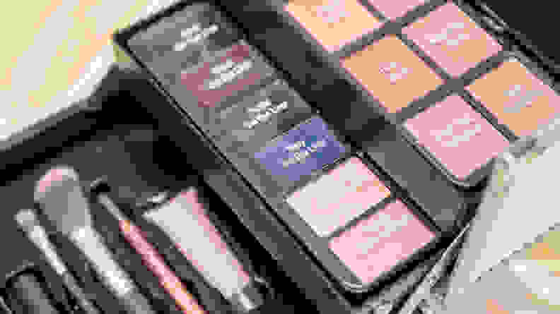 A closeup on the gel eyeliners in an Ulta makeup kit.