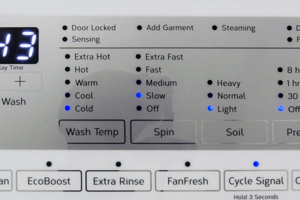 FanFresh is probably the best extra that WFW90 comes with. When activated, it can keep laundry fresh for 12 hours.
