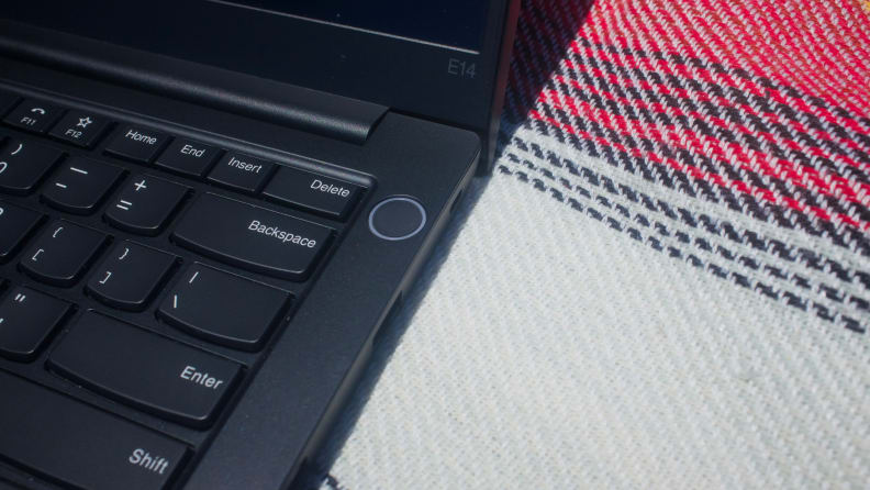 Крупный план сканера отпечатков пальцев ThinkPad E14, который находится в правом верхнем углу ноутбука, рядом с клавиатурой.