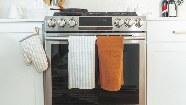Linen towels and an oven mit.