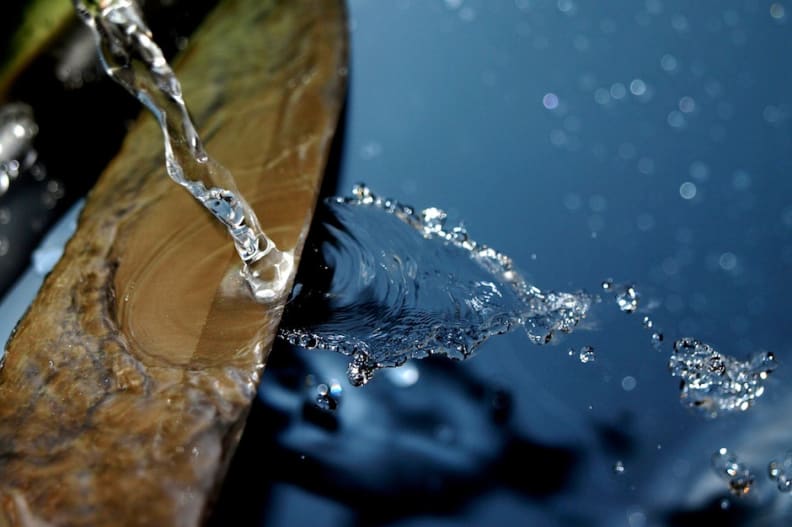 knife with water