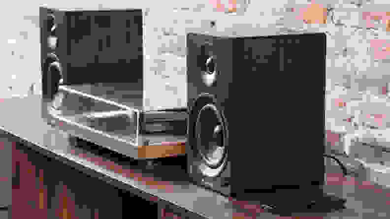 The Fluance Ai41 with a vinyl player in the middle