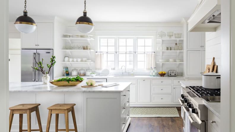 Farmhouse-kitchen-in-white