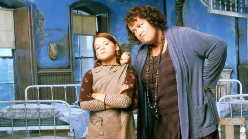 A still from 'Annie' featuring Annie and Ms. Hanigan (Kathy Bates).