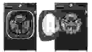 LG WM4500HBA的两个实例彼此相邻。最左边的门关闭，右边的一个是它的门打开。