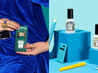 在左边，拿着Poo-pouri包的人。在右边，两个瓶在学校用品旁边的蓝色背景前面的poo-pouri。
