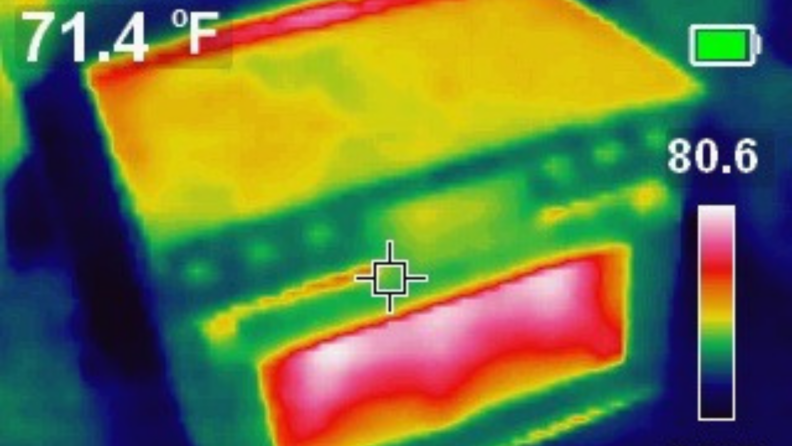 A thermal image of a range showing the hottest area in red in the center and cooler green areas around the outside.