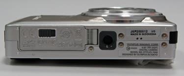 OLYMPUS-STYLUS7040-bottom.jpg