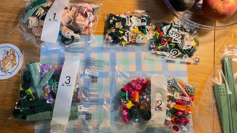 The pieces of the Lego Flower Bouquet.
